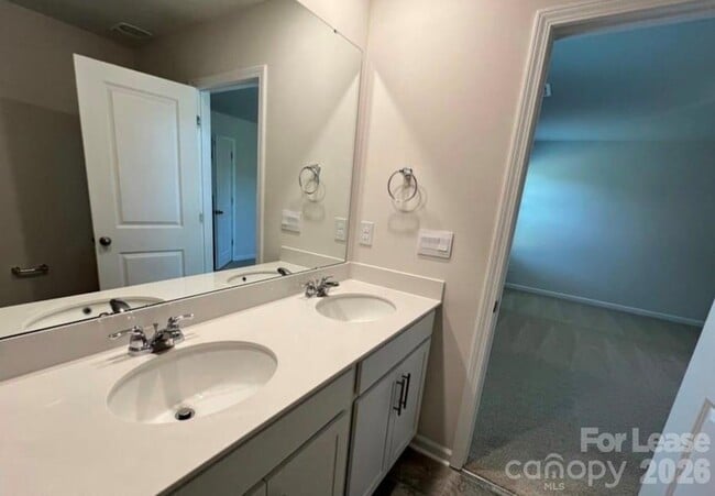 Building Photo - 1924 Vanderlyn St