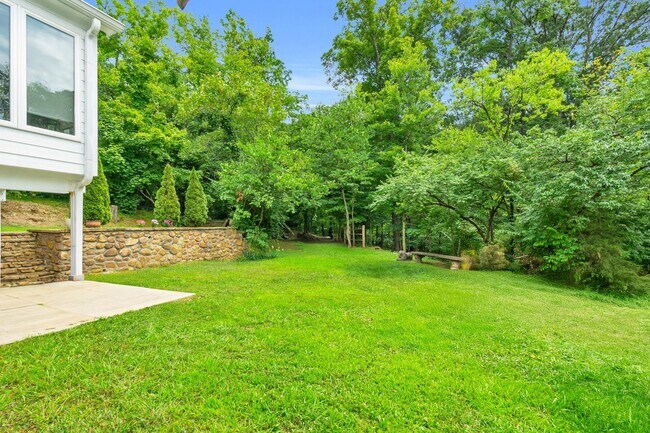 Building Photo - Easy Living in Red Bank!