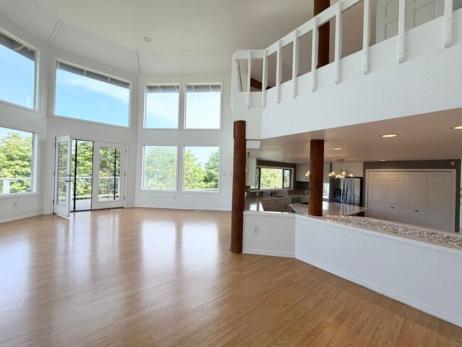 Building Photo - 3695 Sqft. Redondo home near Puget Sound!