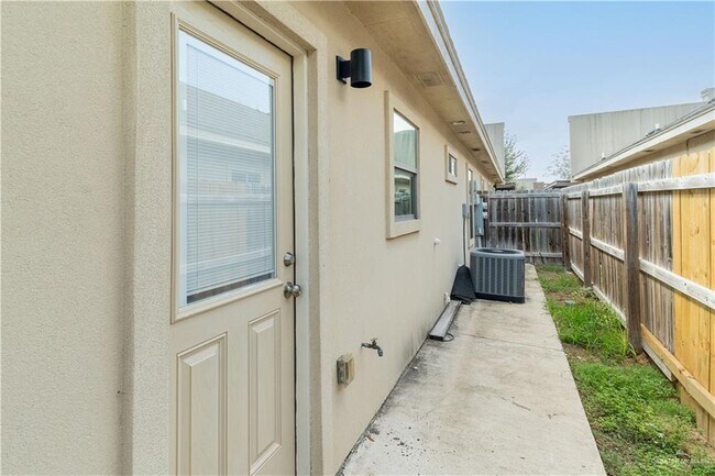 Building Photo - 15 Upas Dr