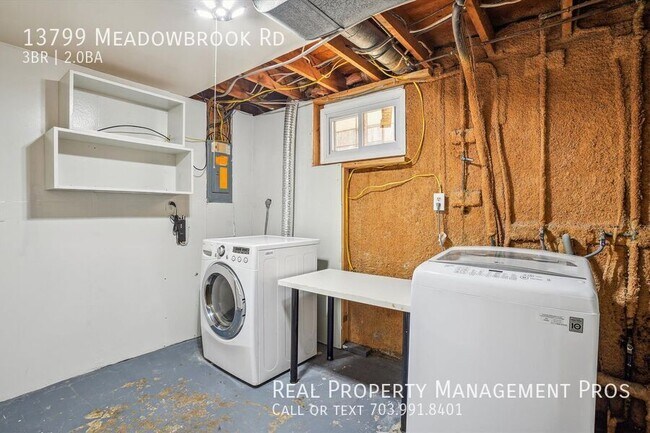 Building Photo - 3 Bed Single Family Home w/ Fenced in Back...
