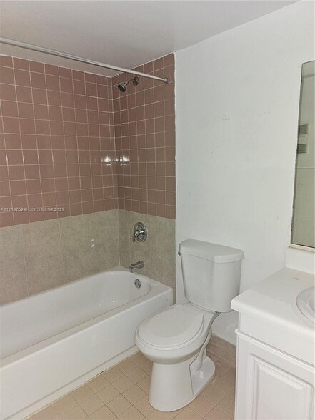 Master bed - 1120 N Franklin Ave