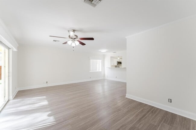 Building Photo - 302 NE 36th St