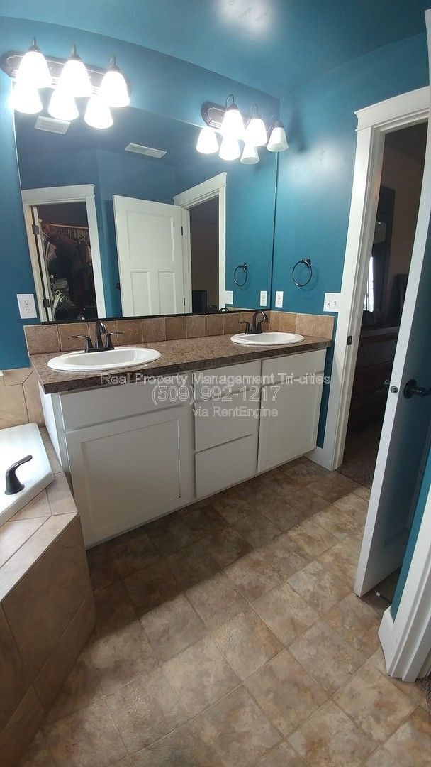 Building Photo - 605 Pradera Ct