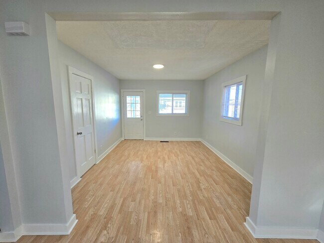 Building Photo - 324 Rosewood Ave