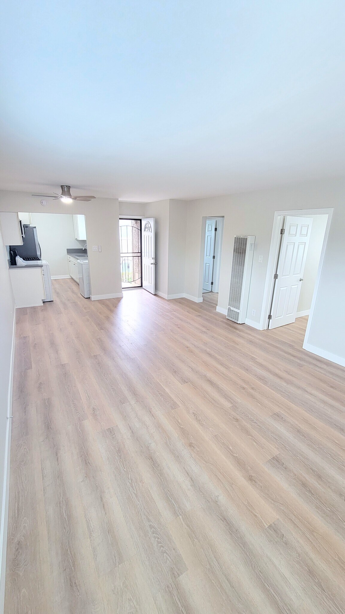 Main Room pic 2 - 4146 Redondo Beach Blvd