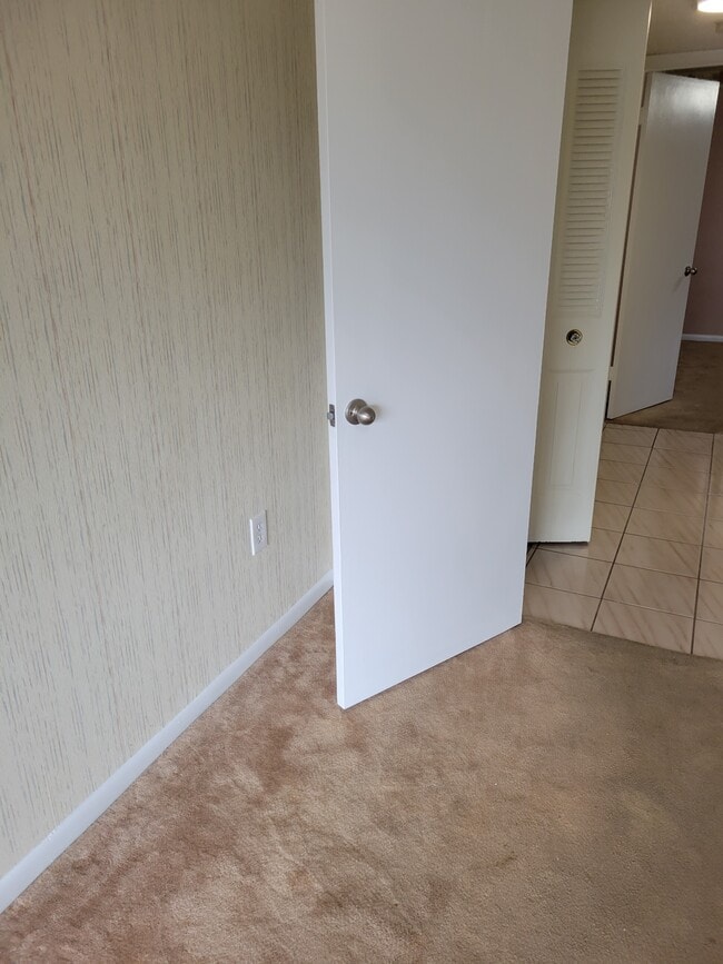 Building Photo - 1900 W 54th St