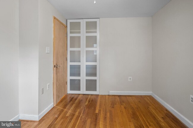 Building Photo - Beautifully Renovated 2-Level Townhome in the Heart of Falls Church City