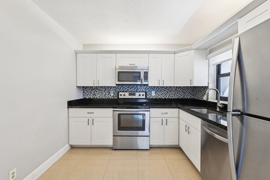 Building Photo - 2613 Carambola Cir N