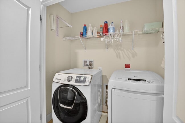 Building Photo - 7902 Yellowstone Way