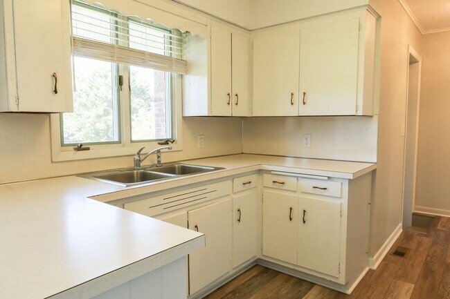 Building Photo - Newly renovated 3 bed and 1.5 bath house in Jonesborough