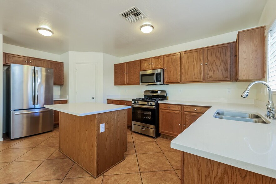 Building Photo - 6010 W Encinas Ln