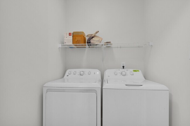 Building Photo - 204 Two Oaks Ct