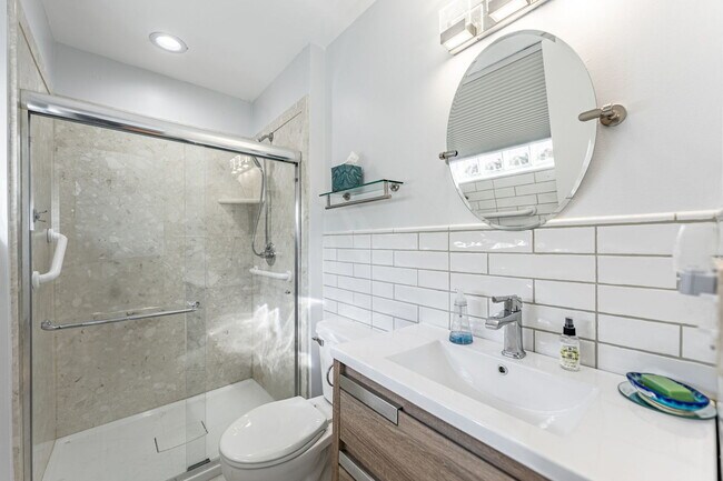Building Photo - 1000 E Callero Cir