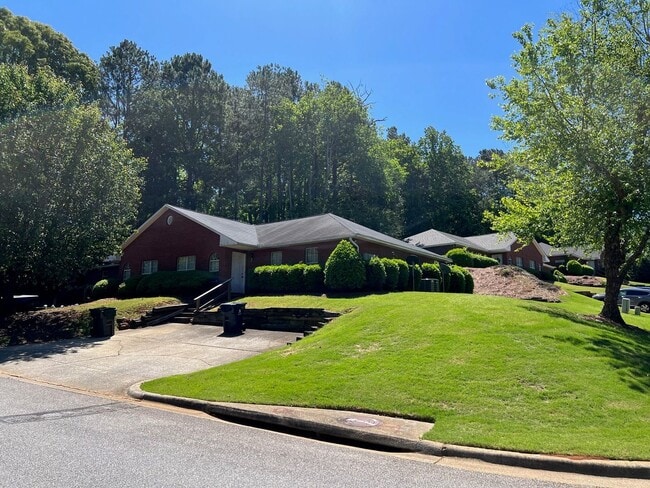 Building Photo - 3 Bedroom Duplex Available for Fall 2026!