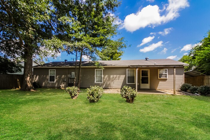 Building Photo - 12921 Robin Cir