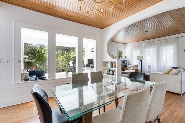 Building Photo - 655 NE 120th St