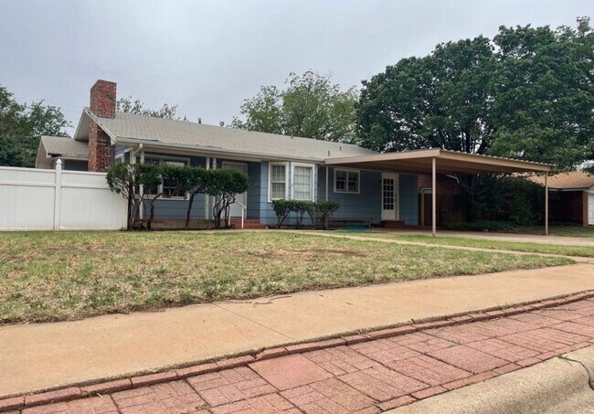 Building Photo - Roomy 3-bedroom, Pre Leasing