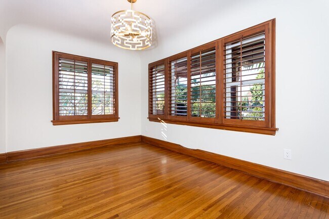 Building Photo - Charming Spanish in Kensington