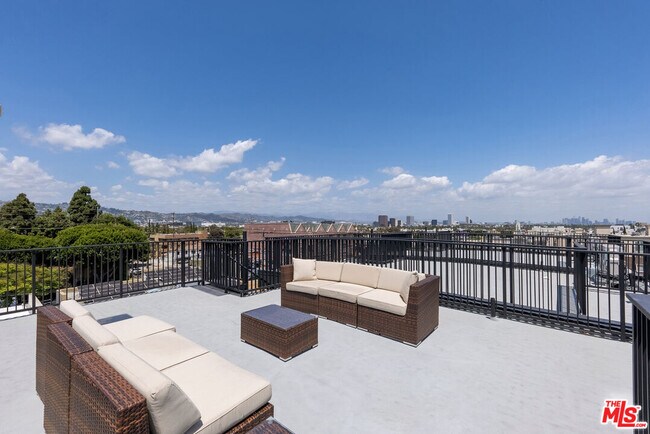 Building Photo - 1411 S Doheny Dr