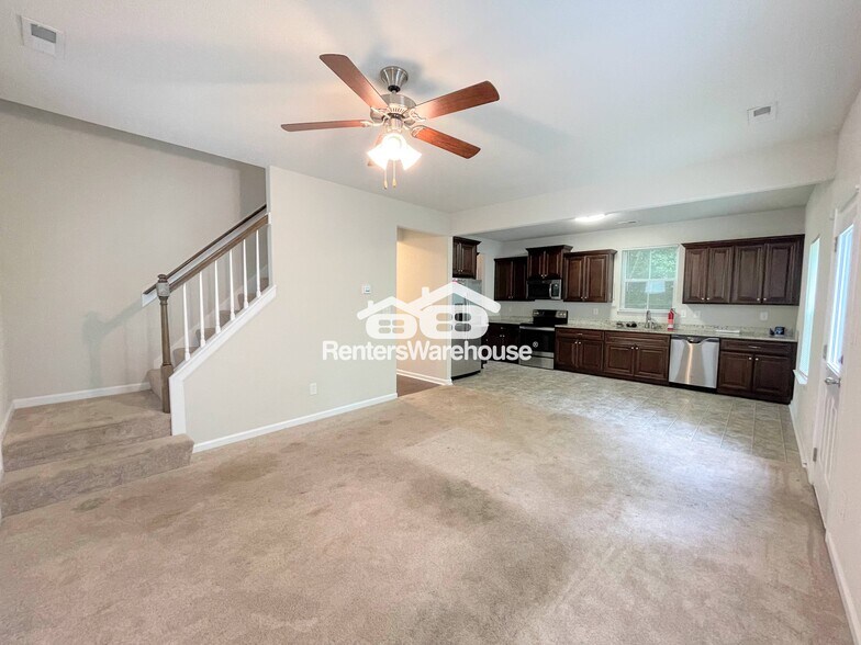Building Photo - 728 Rosewell Ave