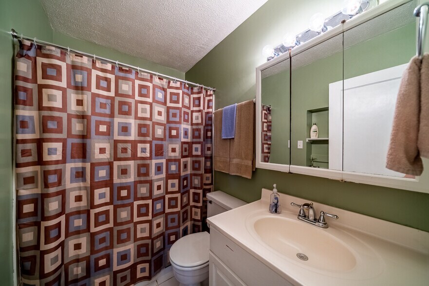 Hall Bath - 425 Virginia Ave