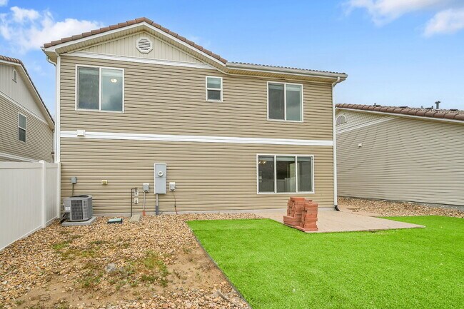 Building Photo - $2,695.00, 3 bed, 2.5 bath located in Denver.