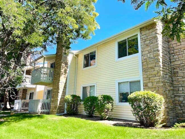 Building Photo - 2-Bedroom in Woodside Condos