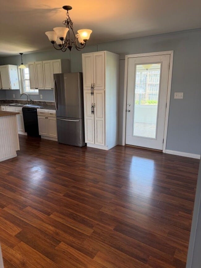 Building Photo - Seymour 37865 - One-level brick home with 3 bedrooms, 2 baths & bonus room - Call Linda Meese (86...