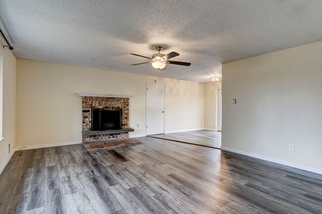 Building Photo - Welcome to this 3 Bed 2 Bath Home Close To Town