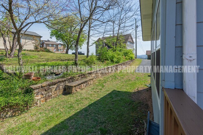 Building Photo - 323 Walsh Rd