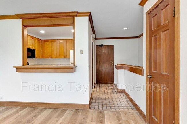 Building Photo - 8840 Villa La Jolla Dr