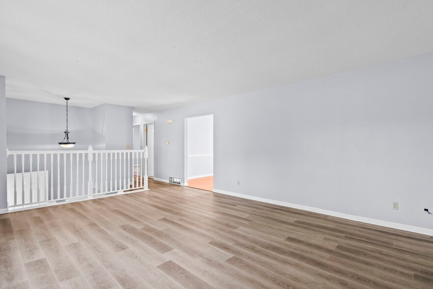 Building Photo - 204 Saxon Dr