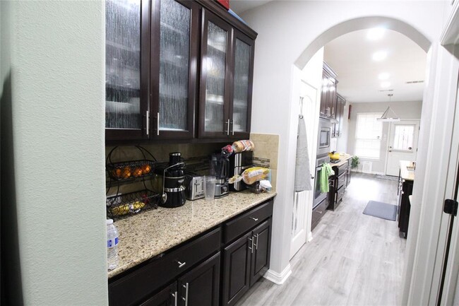 Building Photo - 610 Spanish Mustang Dr
