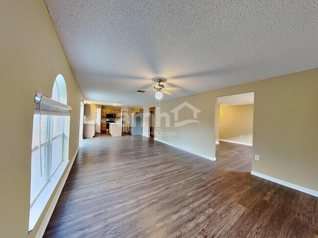 Building Photo - 16452 Corner Lake Dr