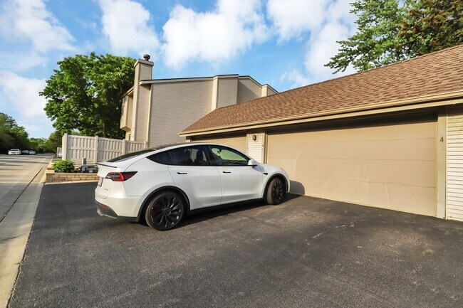 Building Photo - 542 Del Lago Dr