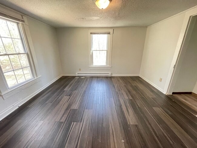 Building Photo - 2 bedroom bungalow in convenient Hillsboro...