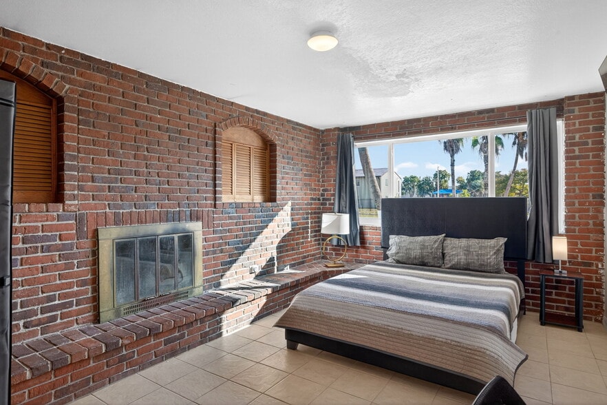 Large furnished bedroom - 1778 Aquarius Ct