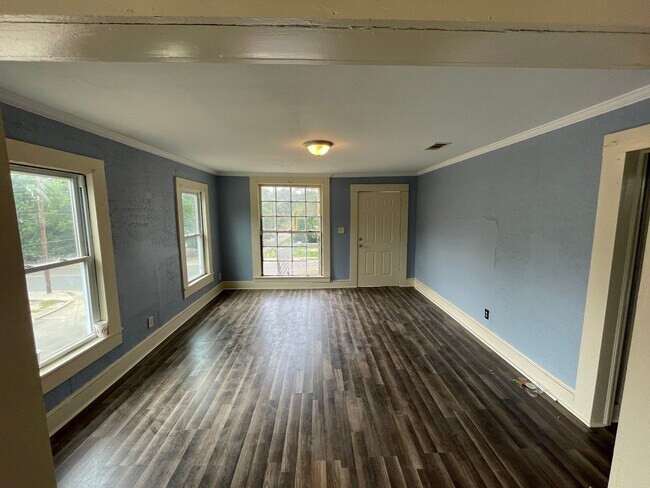 Building Photo - Huge Remodeled 3 Bed, 1 Bath Home