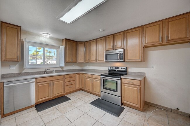 Building Photo - Beautiful 2 Bedroom Townhome in Guard-Gated Community – Prime Location!