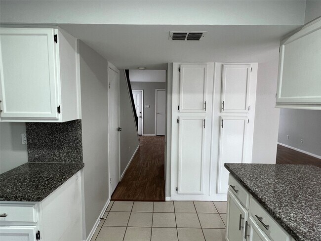 Building Photo - 65 Yewleaf Rd