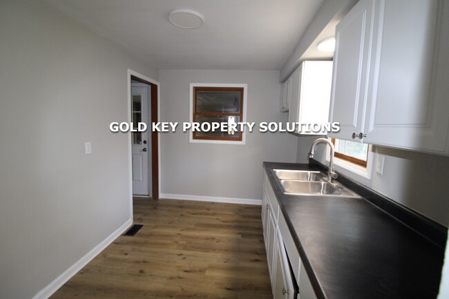 Building Photo - 3 BR 1 BA Brick Ranch with New Flooring an...
