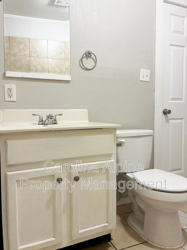 Building Photo - 1500 W Walnut Ave