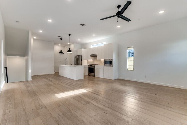 Building Photo - Prime location at Henderson and Ross, Two bedroom Condo w/ Private Drive