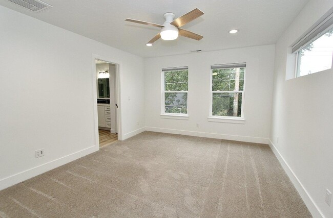 Building Photo - Immaculate Bench Home!