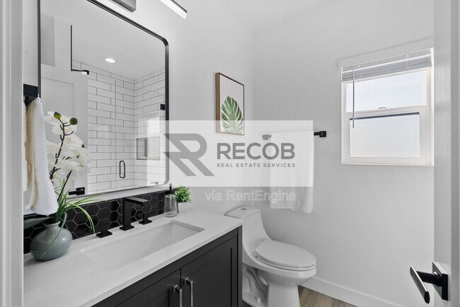 Building Photo - 1638 Elm Ave