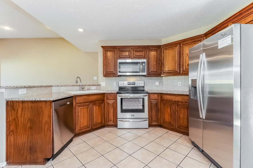 Building Photo - 528 Cambridge Dr