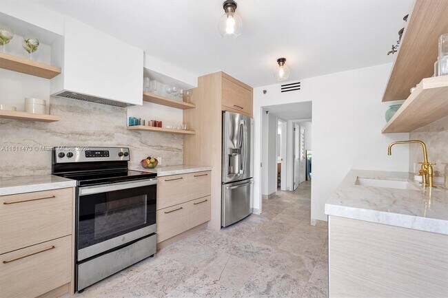 Building Photo - 2575 S Bayshore Dr