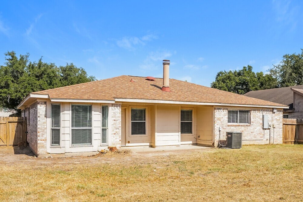 Building Photo - 2515 Village Cir Dr
