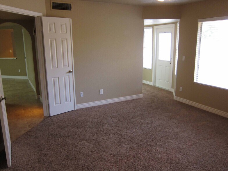 Building Photo - 4526 E Crocus Dr